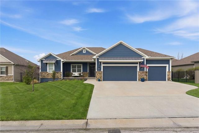 4224 S White Sands Court, Blue Springs, MO 64015