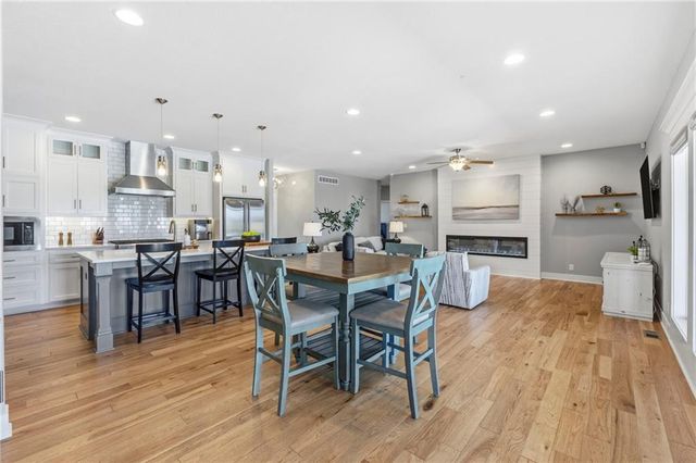 4224 S White Sands Court, Blue Springs, MO 64015