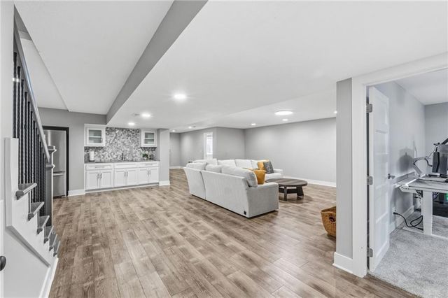 4224 S White Sands Court, Blue Springs, MO 64015