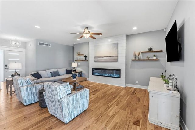 4224 S White Sands Court, Blue Springs, MO 64015