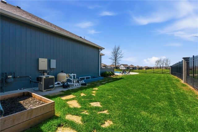 4224 S White Sands Court, Blue Springs, MO 64015