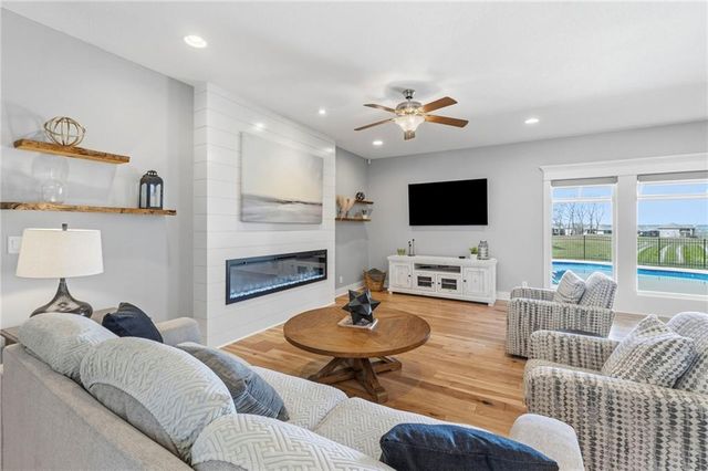 4224 S White Sands Court, Blue Springs, MO 64015