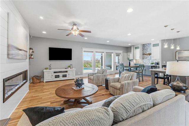 4224 S White Sands Court, Blue Springs, MO 64015