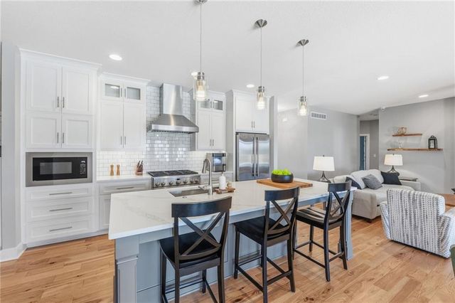 4224 S White Sands Court, Blue Springs, MO 64015