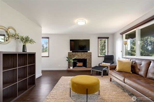 24827 13th Avenue S, Des Moines, WA 98198