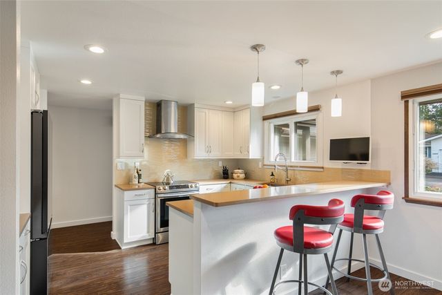 24827 13th Avenue S, Des Moines, WA 98198