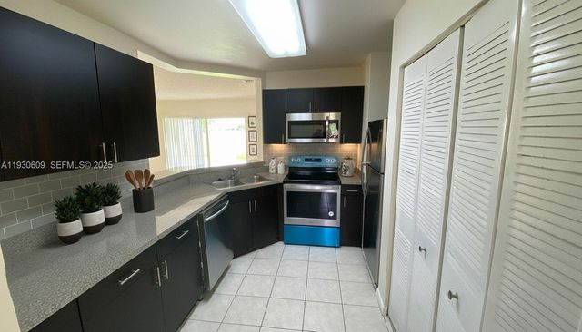 3417 NW 44th St 104, Oakland Park, FL 33309