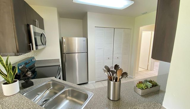 3417 NW 44th St 104, Oakland Park, FL 33309