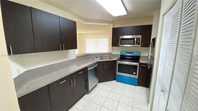 3417 NW 44th St 104, Oakland Park, FL 33309