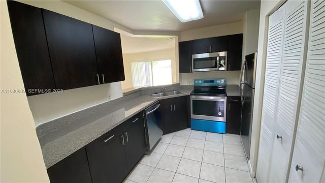 3417 NW 44th St 104, Oakland Park, FL 33309
