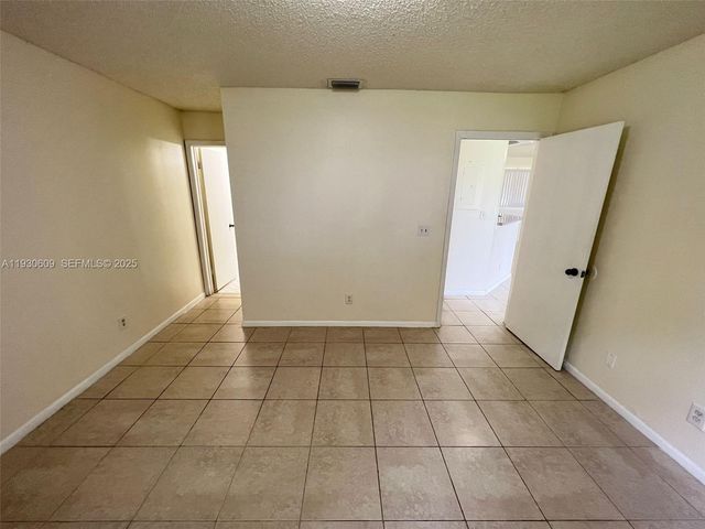 3417 NW 44th St 104, Oakland Park, FL 33309