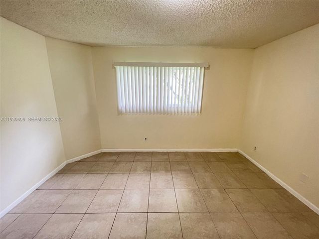 3417 NW 44th St 104, Oakland Park, FL 33309