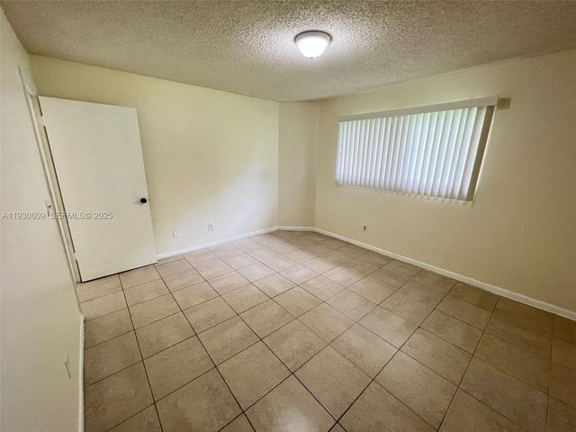 3417 NW 44th St 104, Oakland Park, FL 33309