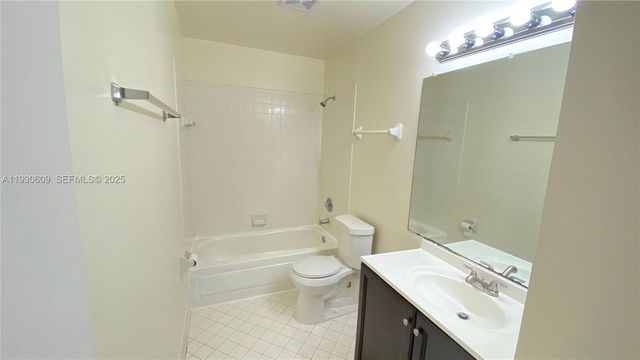 3417 NW 44th St 104, Oakland Park, FL 33309