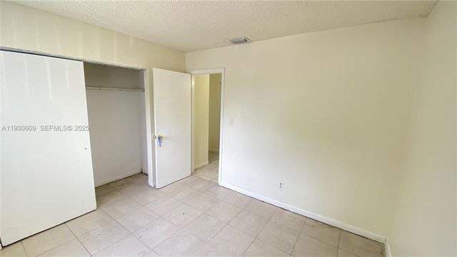 3417 NW 44th St 104, Oakland Park, FL 33309