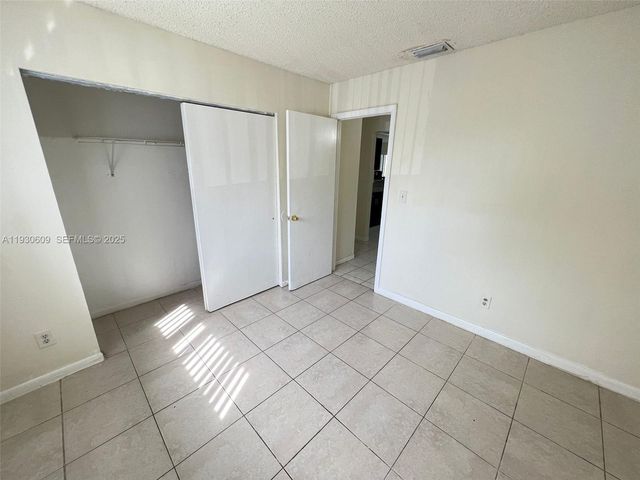 3417 NW 44th St 104, Oakland Park, FL 33309