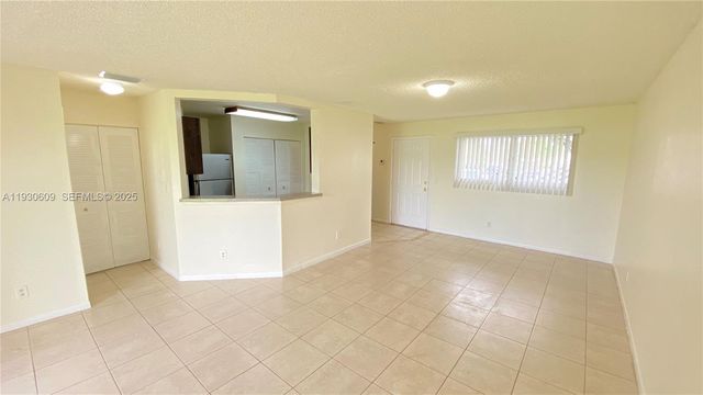 3417 NW 44th St 104, Oakland Park, FL 33309