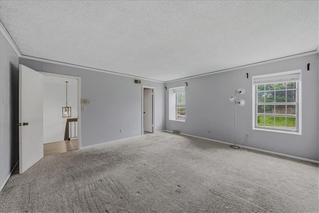 10236 Cedarbrooke Lane, Kansas City, MO 64131