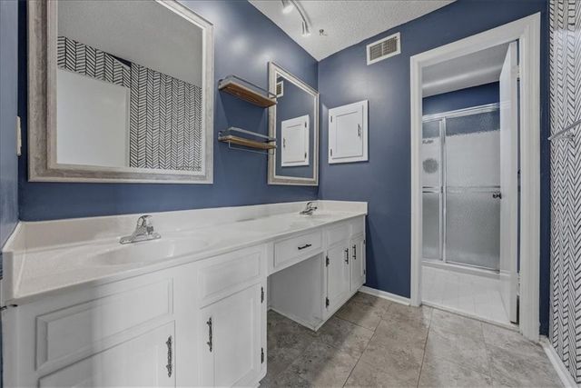 10236 Cedarbrooke Lane, Kansas City, MO 64131