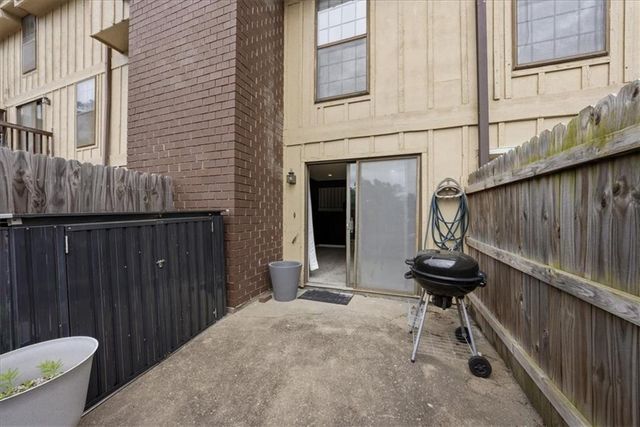 10236 Cedarbrooke Lane, Kansas City, MO 64131