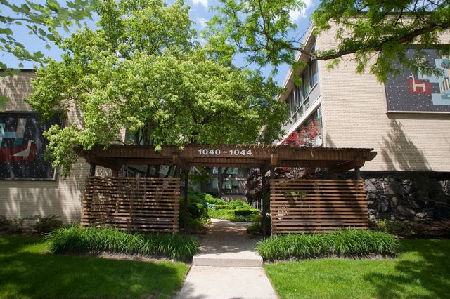 1044 Ontario Street 2C, Oak Park, IL 60302