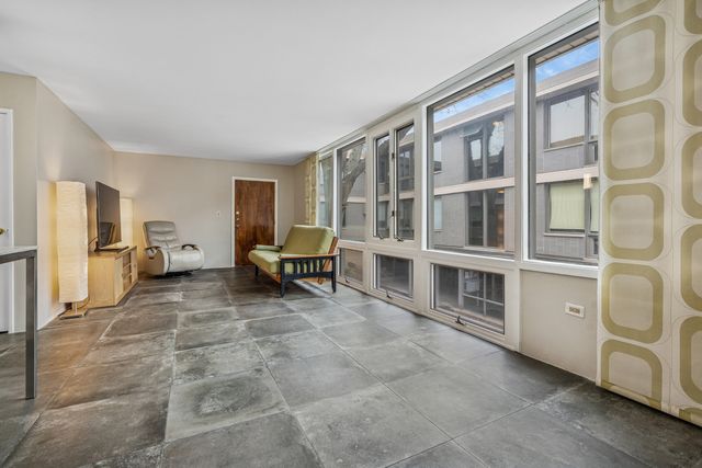 1044 Ontario Street 2C, Oak Park, IL 60302