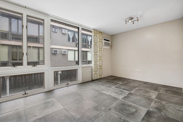 1044 Ontario Street 2C, Oak Park, IL 60302