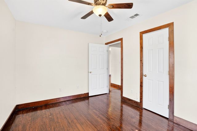 316 W Rucker Street, Granbury, TX 76048