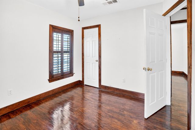 316 W Rucker Street, Granbury, TX 76048