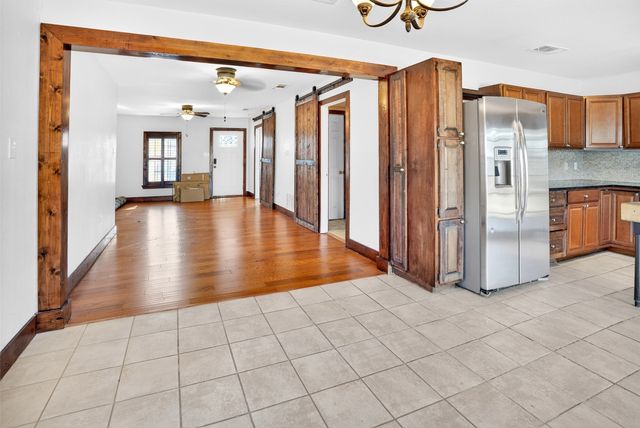 316 W Rucker Street, Granbury, TX 76048