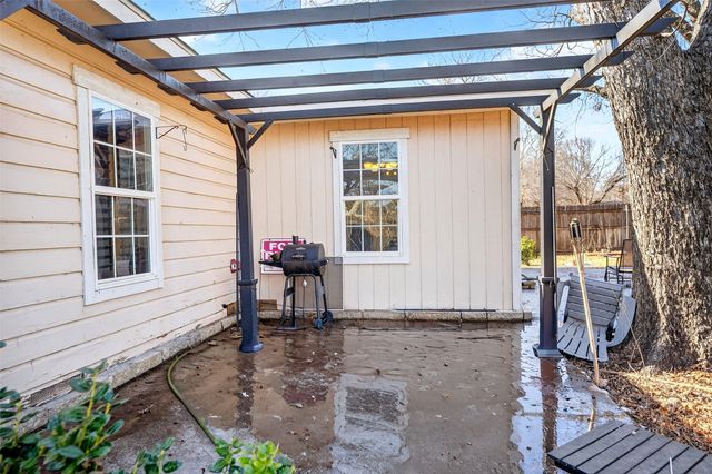 316 W Rucker Street, Granbury, TX 76048