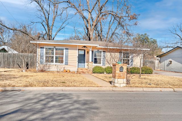 316 W Rucker Street, Granbury, TX 76048