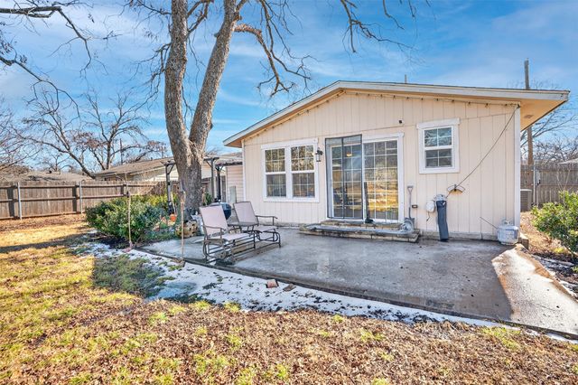 316 W Rucker Street, Granbury, TX 76048