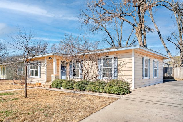 316 W Rucker Street, Granbury, TX 76048
