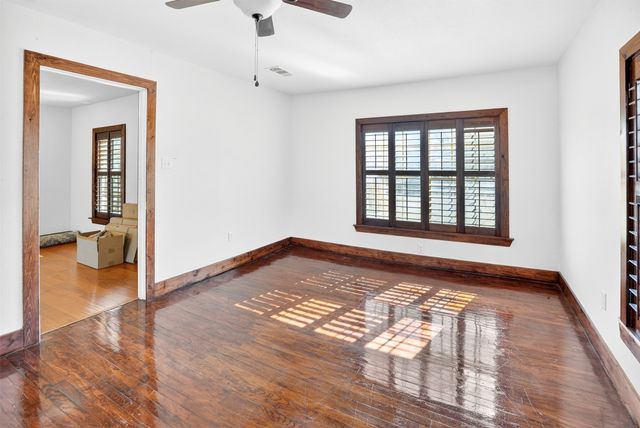 316 W Rucker Street, Granbury, TX 76048