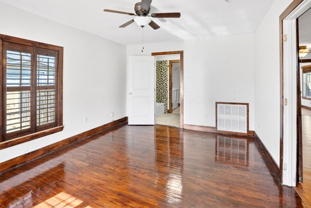 316 W Rucker Street, Granbury, TX 76048