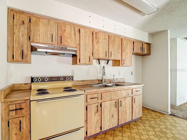 1807 N BARNES STREET, Plant City, FL 33563