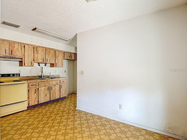 1807 N BARNES STREET, Plant City, FL 33563