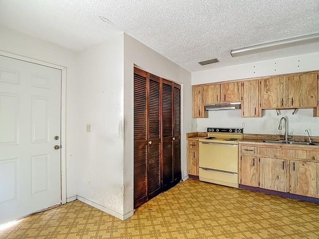 1807 N BARNES STREET, Plant City, FL 33563