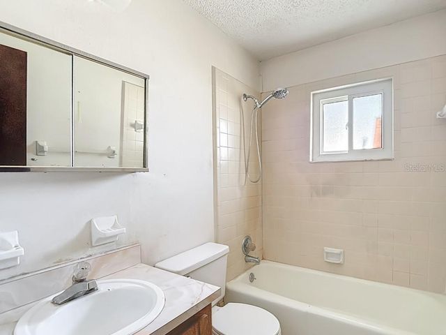 1807 N BARNES STREET, Plant City, FL 33563