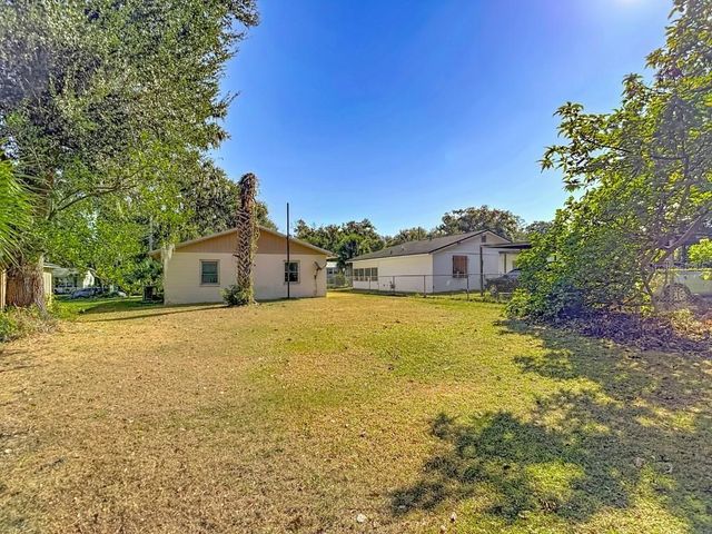 1807 N BARNES STREET, Plant City, FL 33563