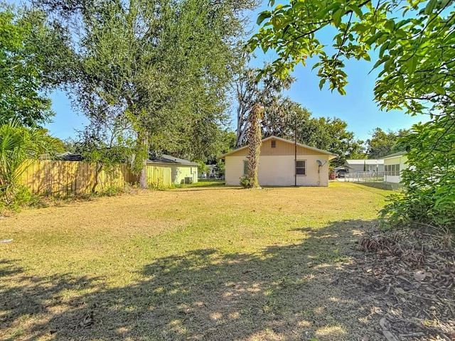 1807 N BARNES STREET, Plant City, FL 33563