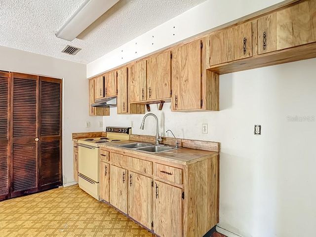 1807 N BARNES STREET, Plant City, FL 33563