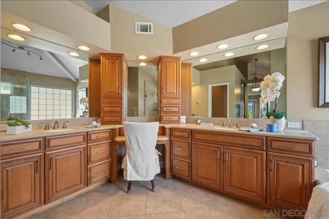 328 Montecito Gln, Esondido, CA 92025