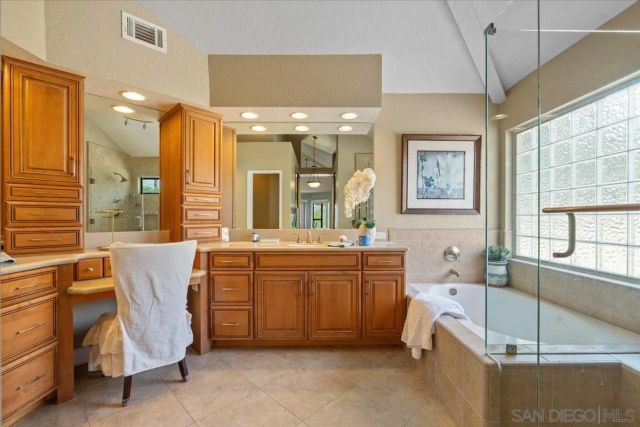 328 Montecito Gln, Esondido, CA 92025
