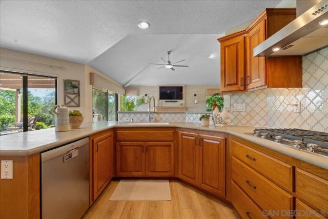 328 Montecito Gln, Esondido, CA 92025