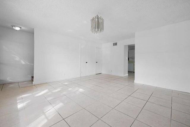 7503 Kimberly Boulevard 142, North Lauderdale, FL 33068