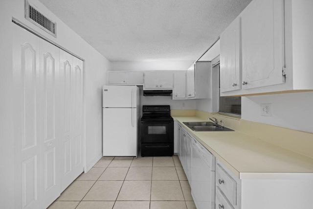 7503 Kimberly Boulevard 142, North Lauderdale, FL 33068