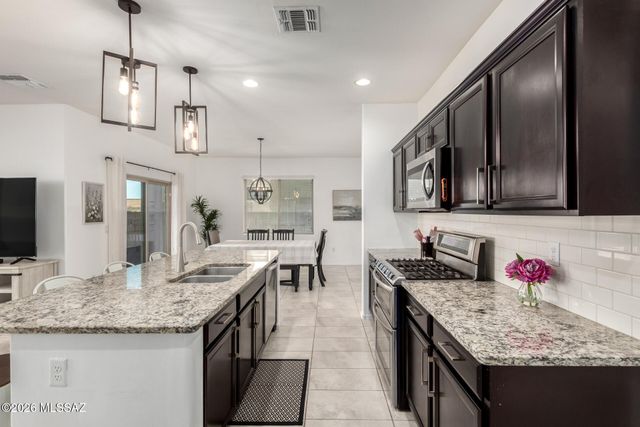 911 E Prairie Field Lane, Sahuarita, AZ 85629