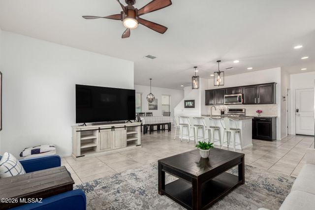 911 E Prairie Field Lane, Sahuarita, AZ 85629